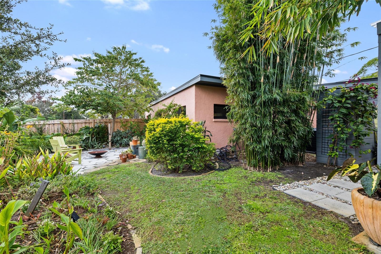 Relaxing Green Space Continues