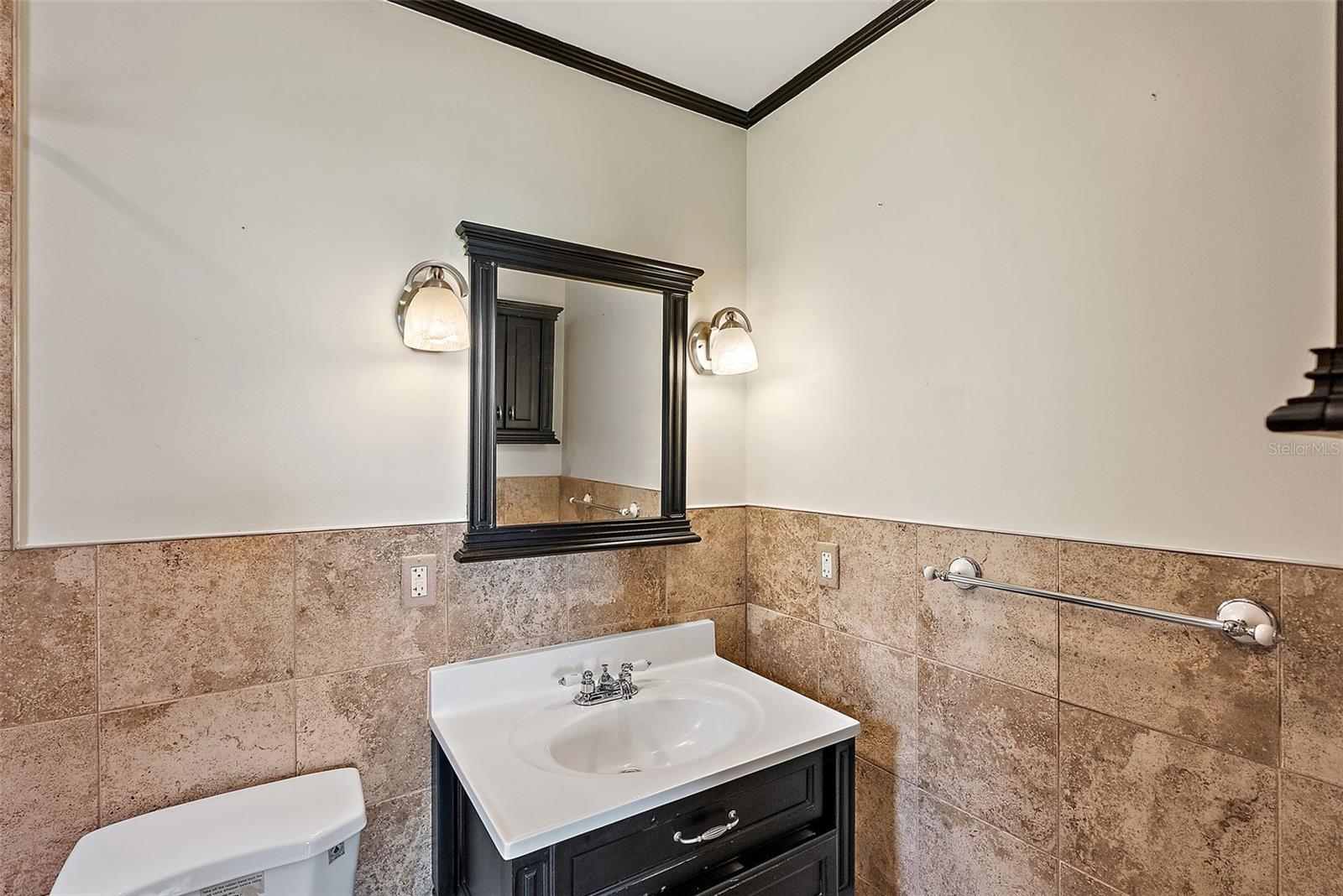 Ensuite Bath of Primary Bedroom 1