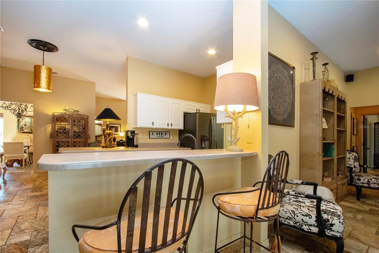 There is aa breakfast bar on both sides kitchen counters