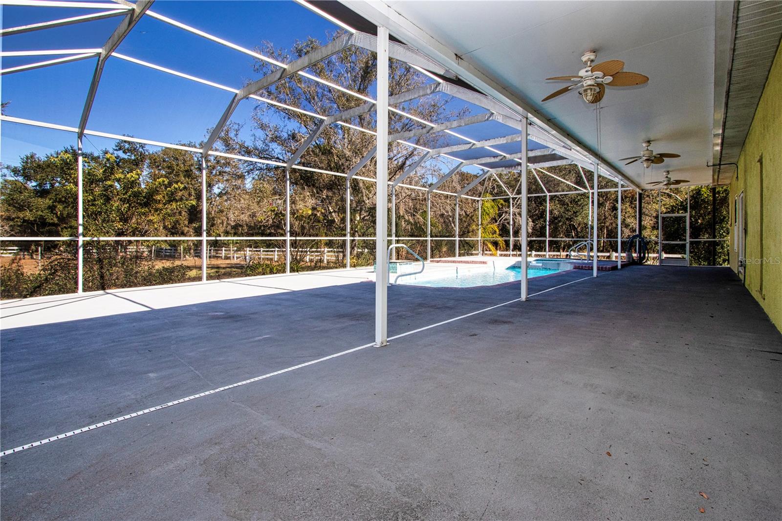 Tons of space for deco and entertaining on the pool deck area