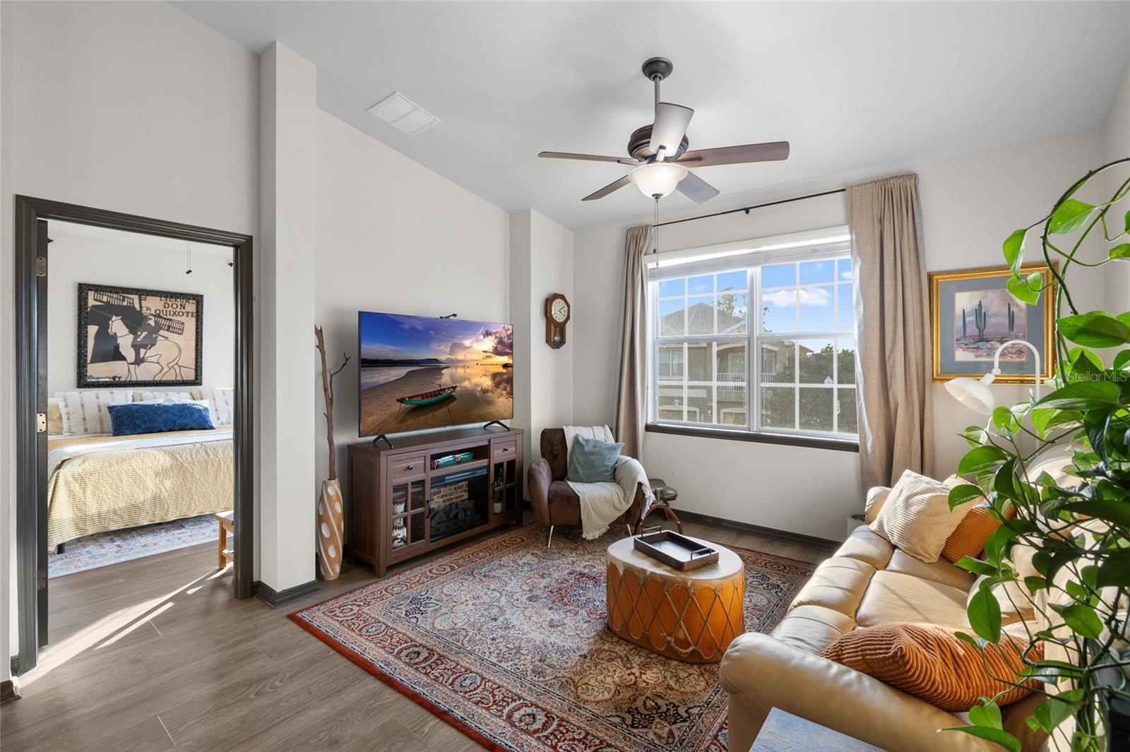 Living Room / Primary Entryway