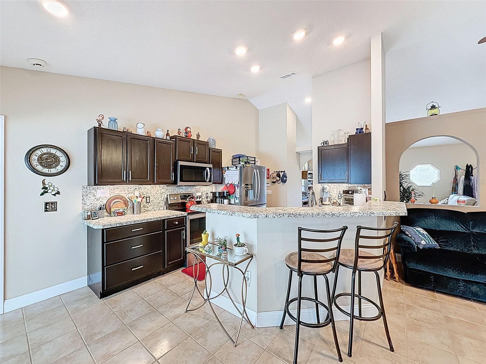 Convenient Breakfast bar in Kitchen