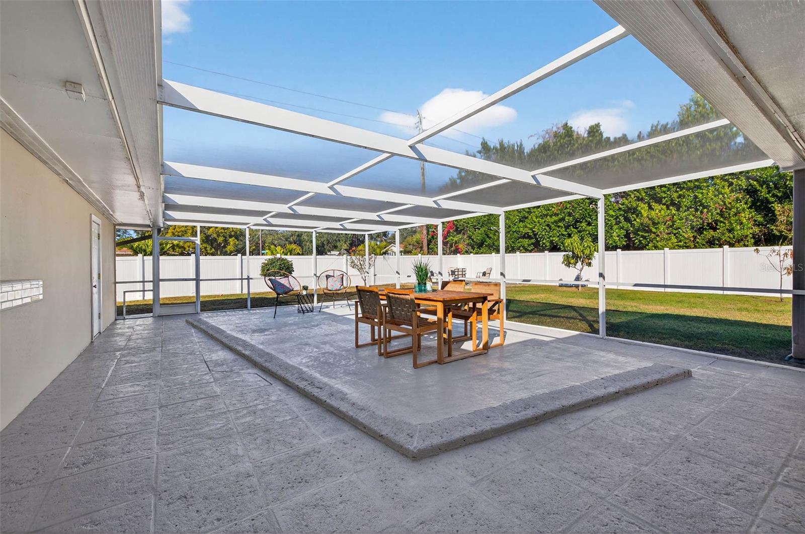 Direct access to patio from dining room