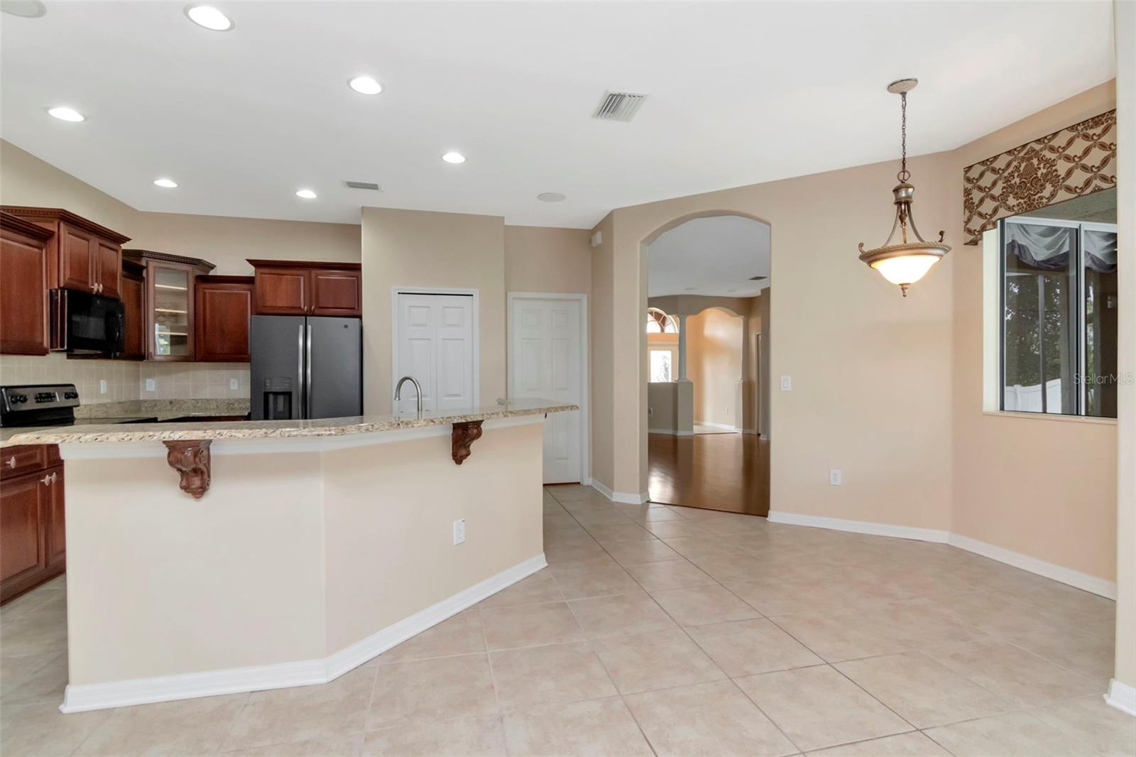 Breakfast Bar and Eat-In Kitchen Area