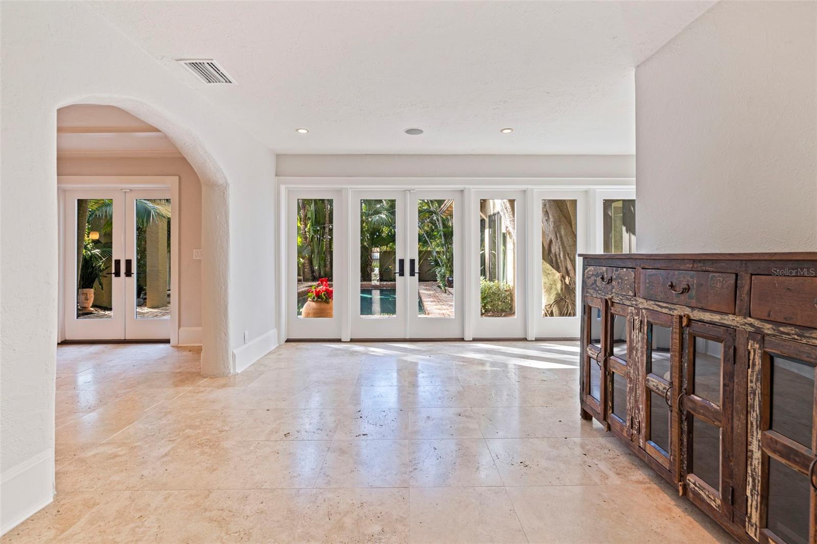 Sitting room leading to the pool