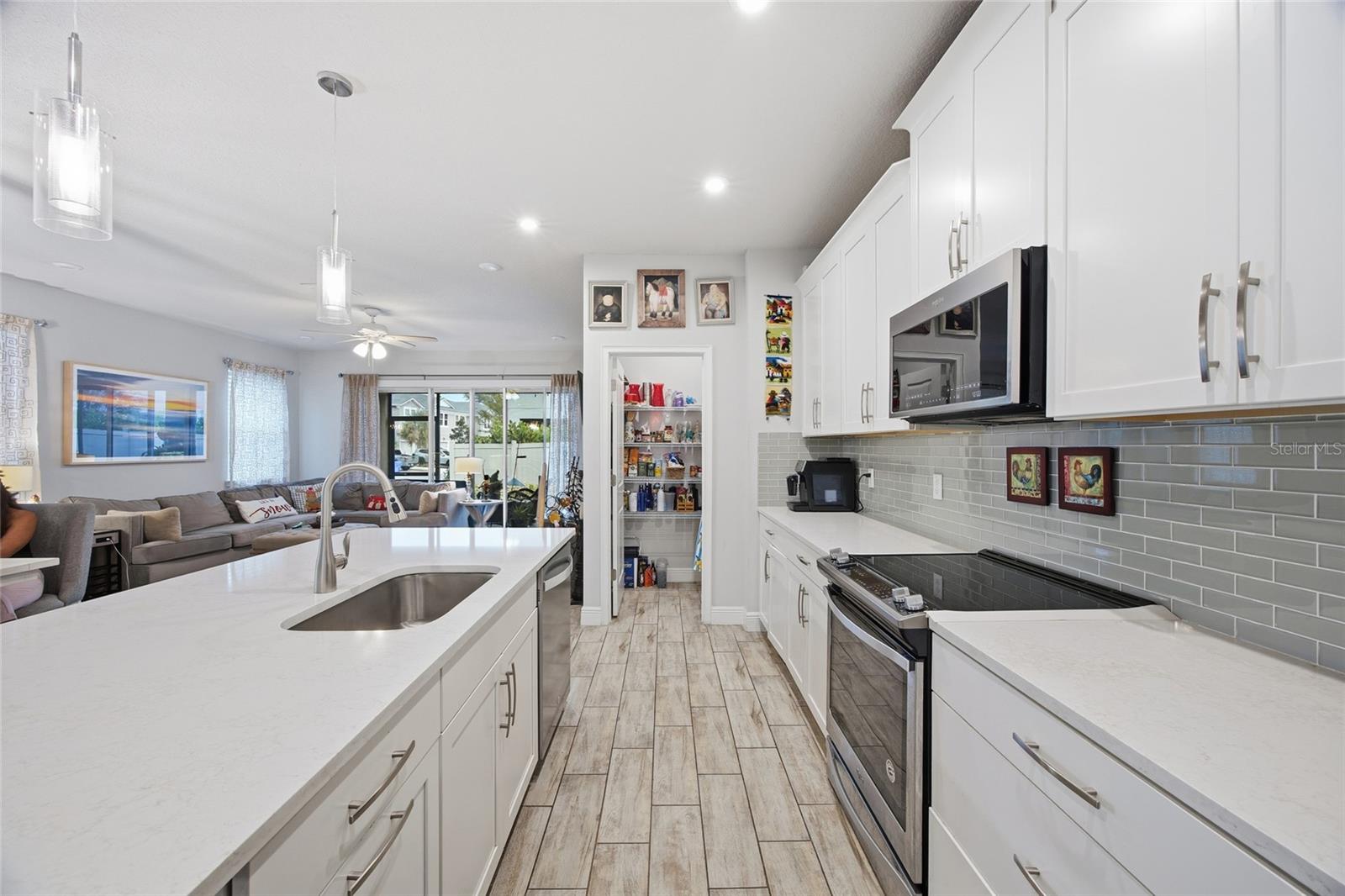 Kitchen view 3/ pantry entry