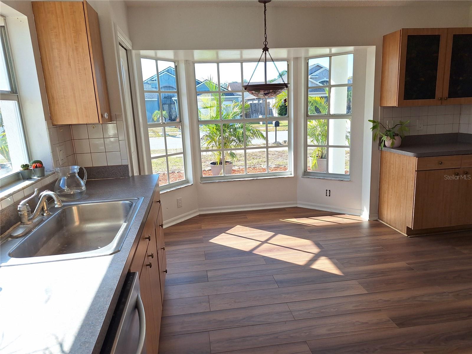 Such a Cheerful Bright Kitchen