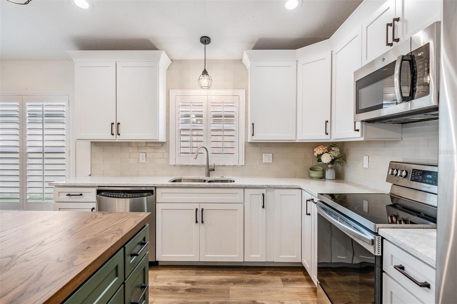 Ample counter and cabinet space