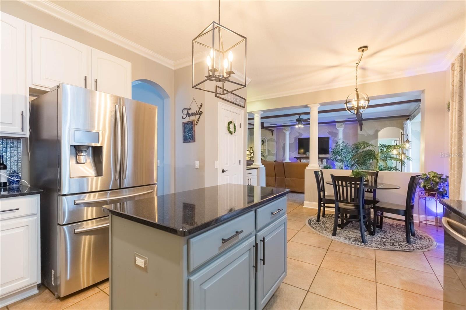 Breakfast/lunch area with desk/kitchen organization area near by