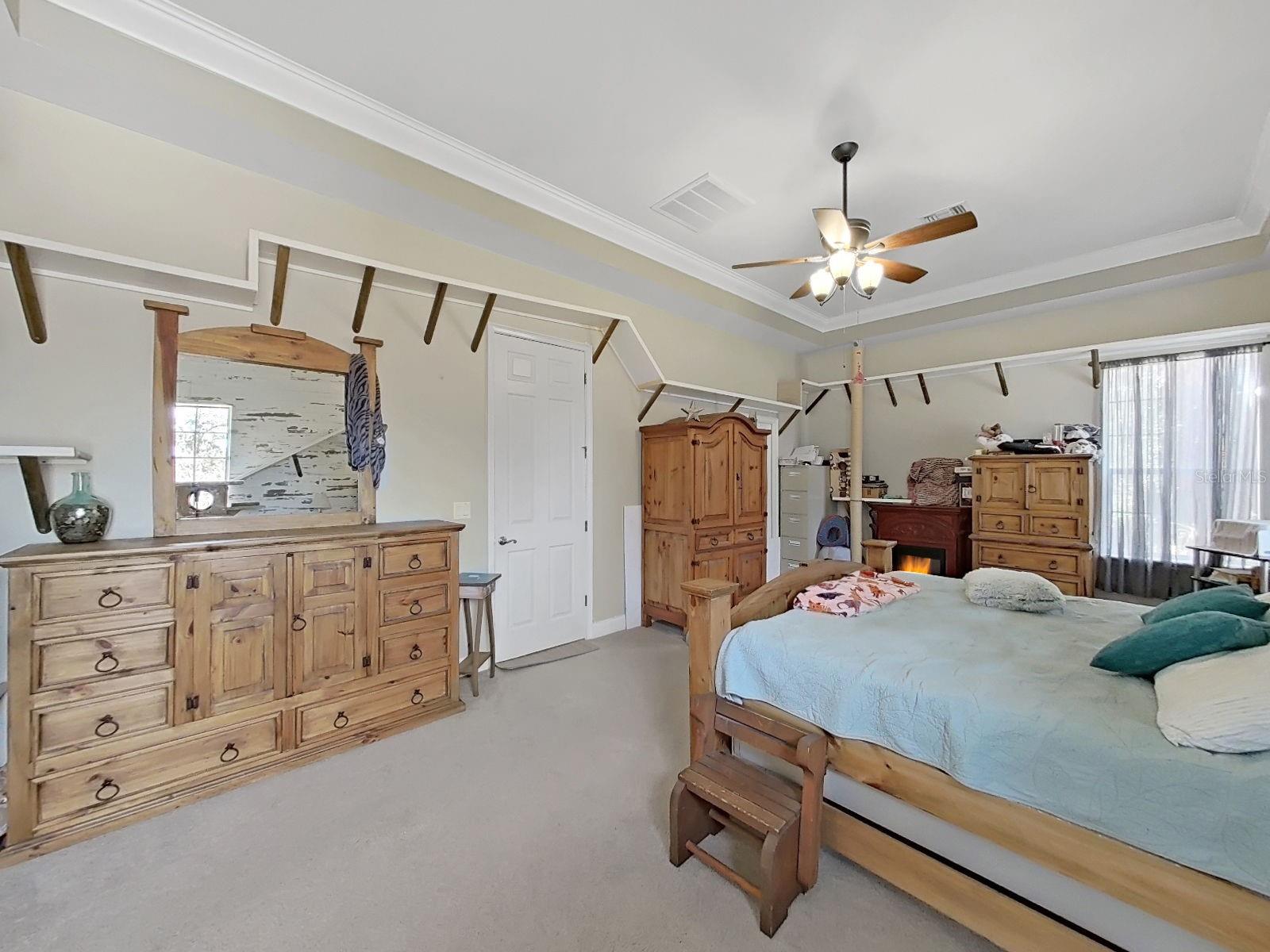 TRAY CEILING WITH CROWN MOLDING