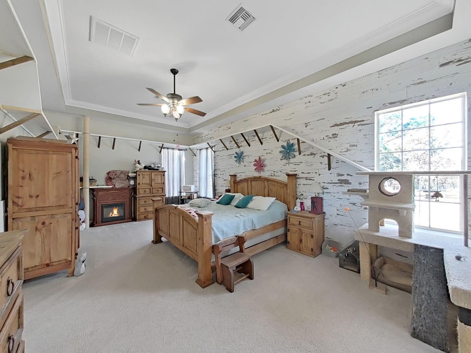 UPPER ANIMAL RUN BUILT AROUND BEDROOM & BATH