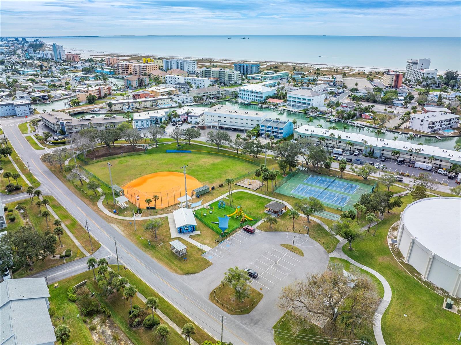Pickleball and tennis courts at Roselli Park, right next to the Sun Ketch Community