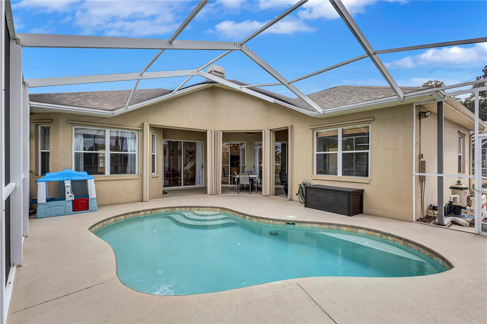 Owners recently had the entire cage re-screened.