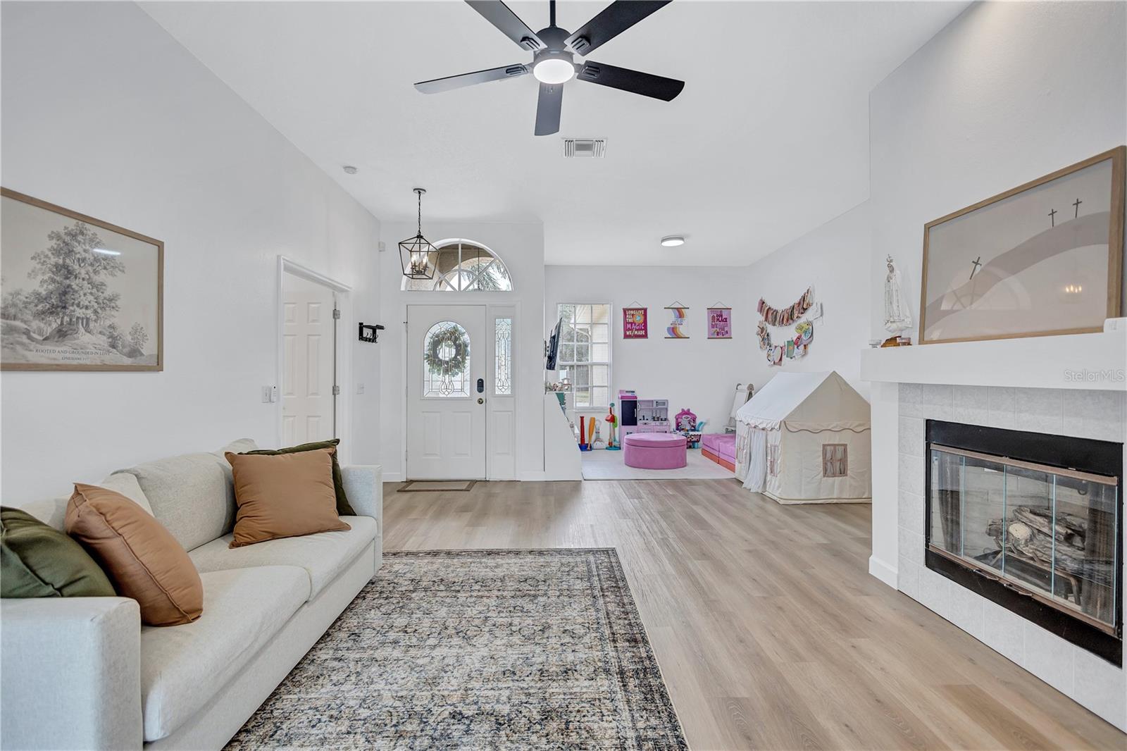 Natural Gas Fire Place in Living Toom