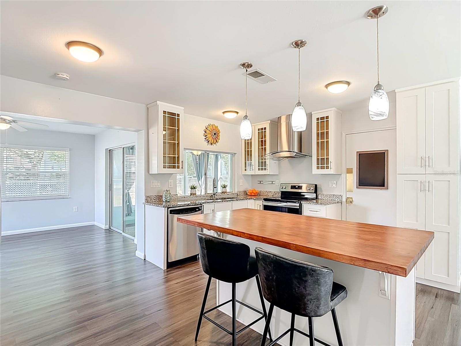 Updated kitchen w/ island