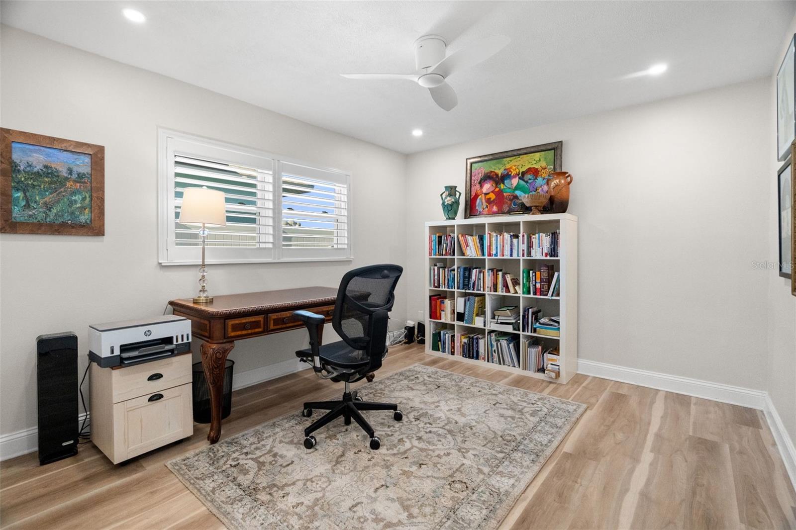 Comfortable guest bedroom with modern finishes. (currently office)