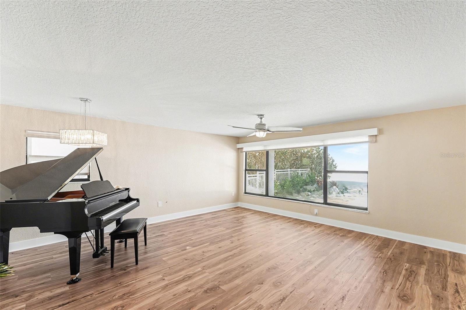 Dual large windows in the living room as well as a side window offer amazing vistas of the Gulf, beach, and stunning sunsets!