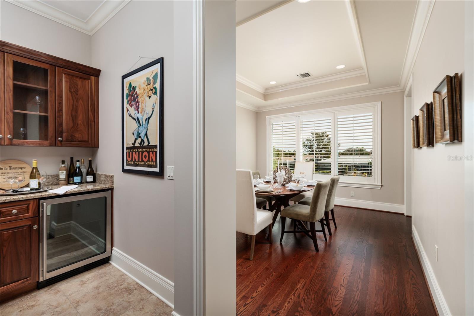 Great flow for entertaining and serving guests!