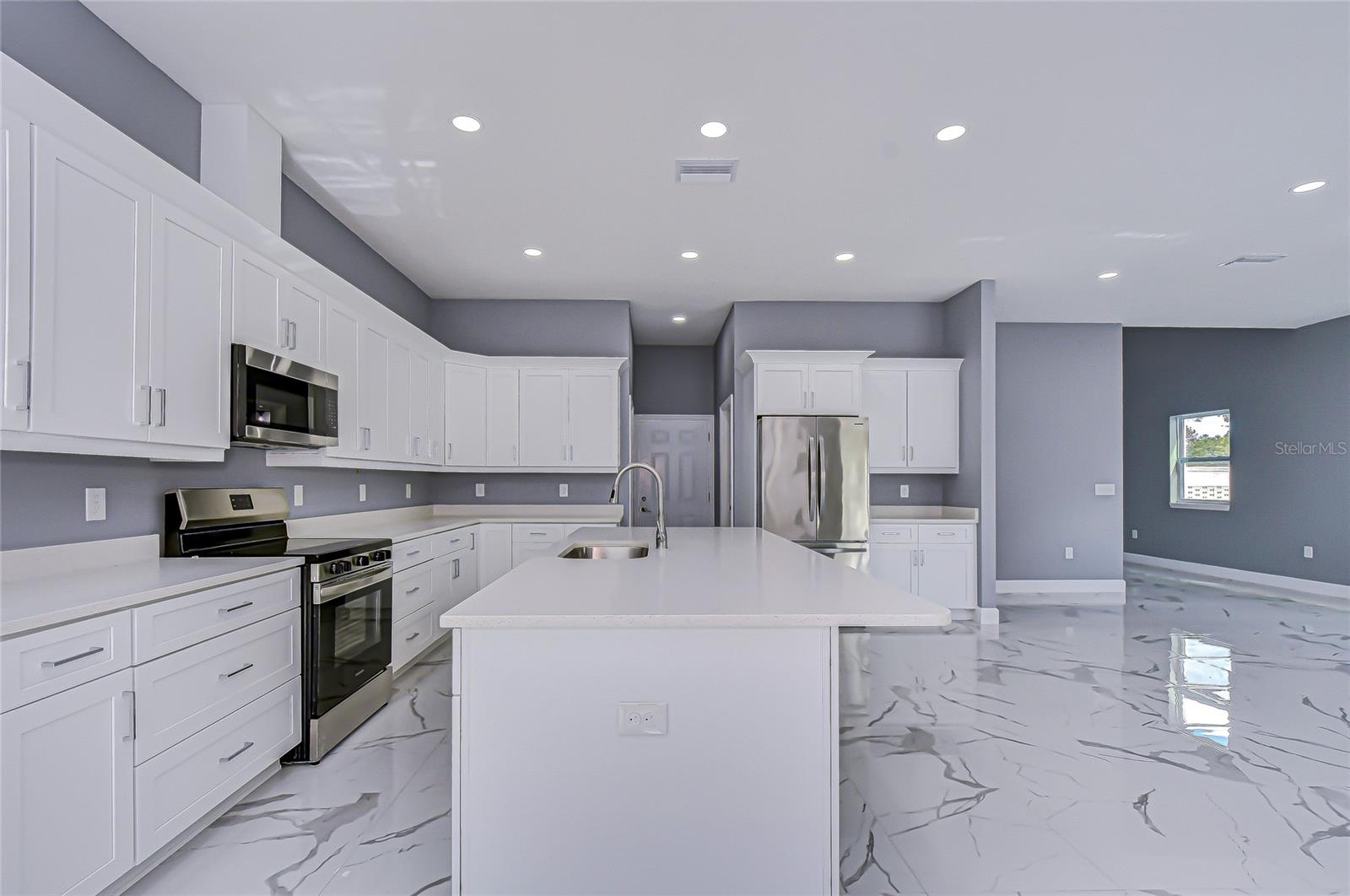 Kitchen w/ prep island