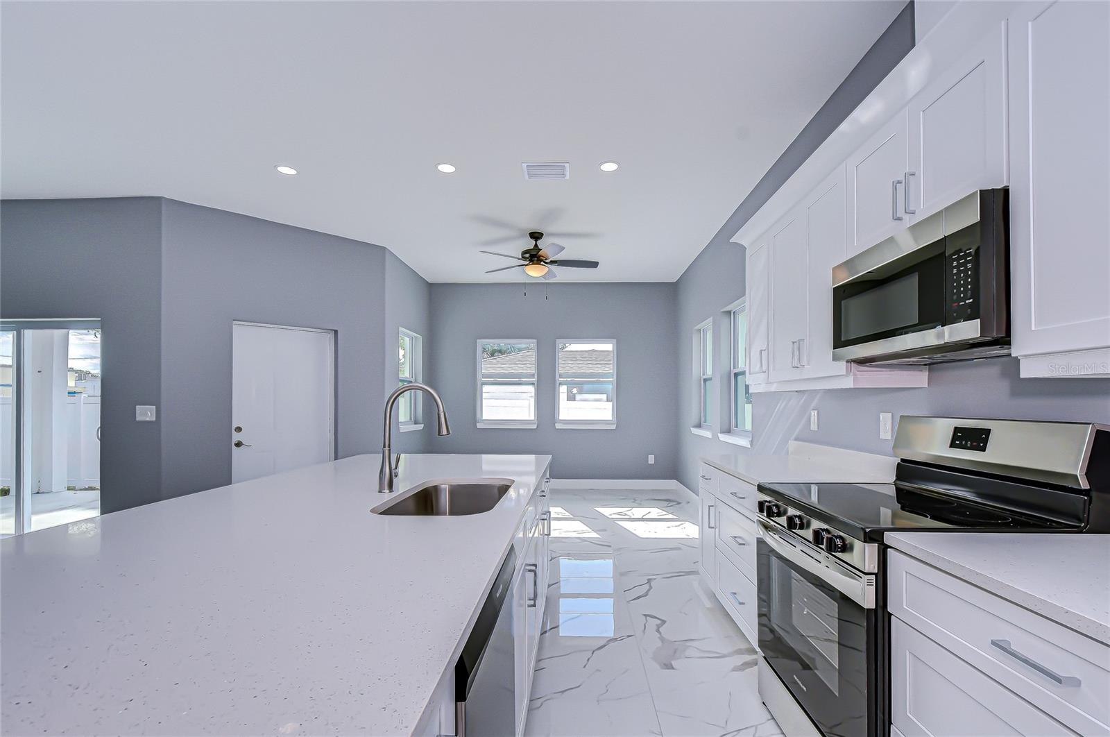 Kitchen w/ prep island