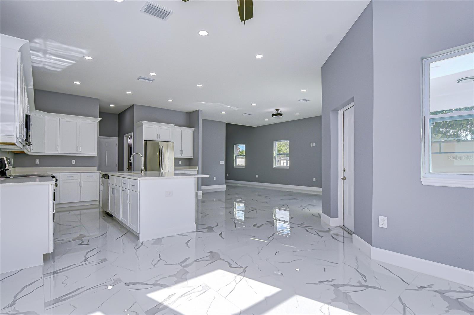 Kitchen w/ prep island