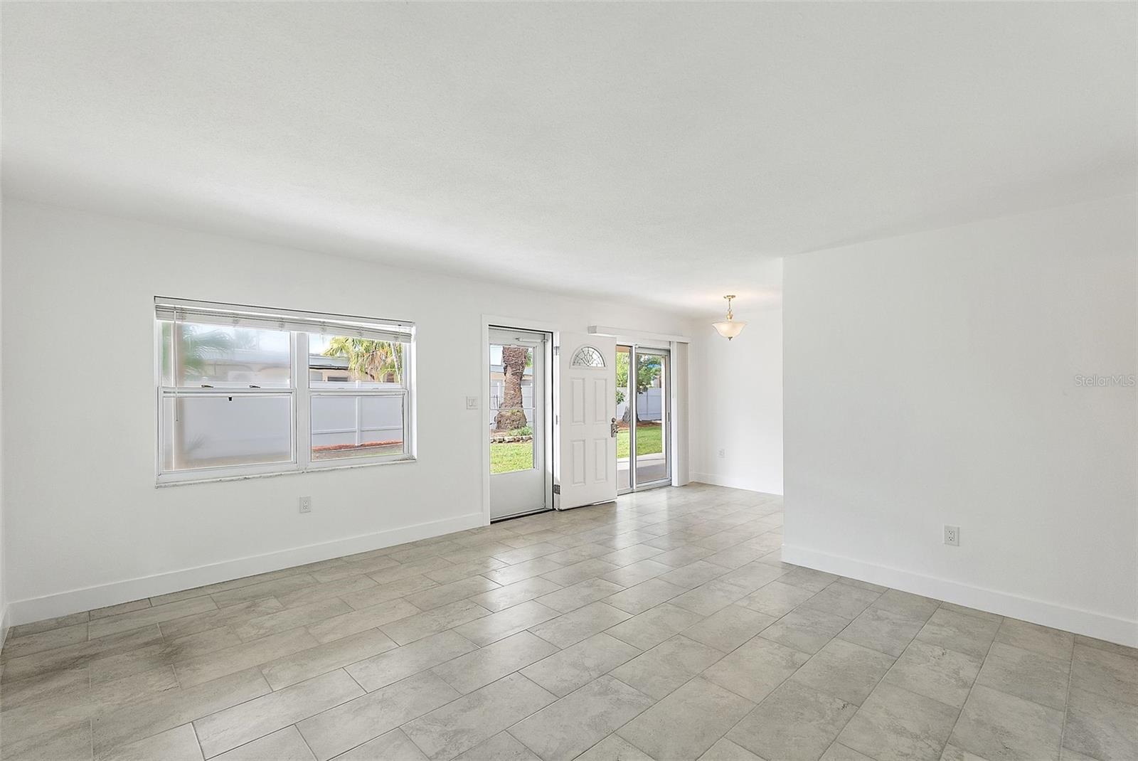 Bright and Inviting Living Space