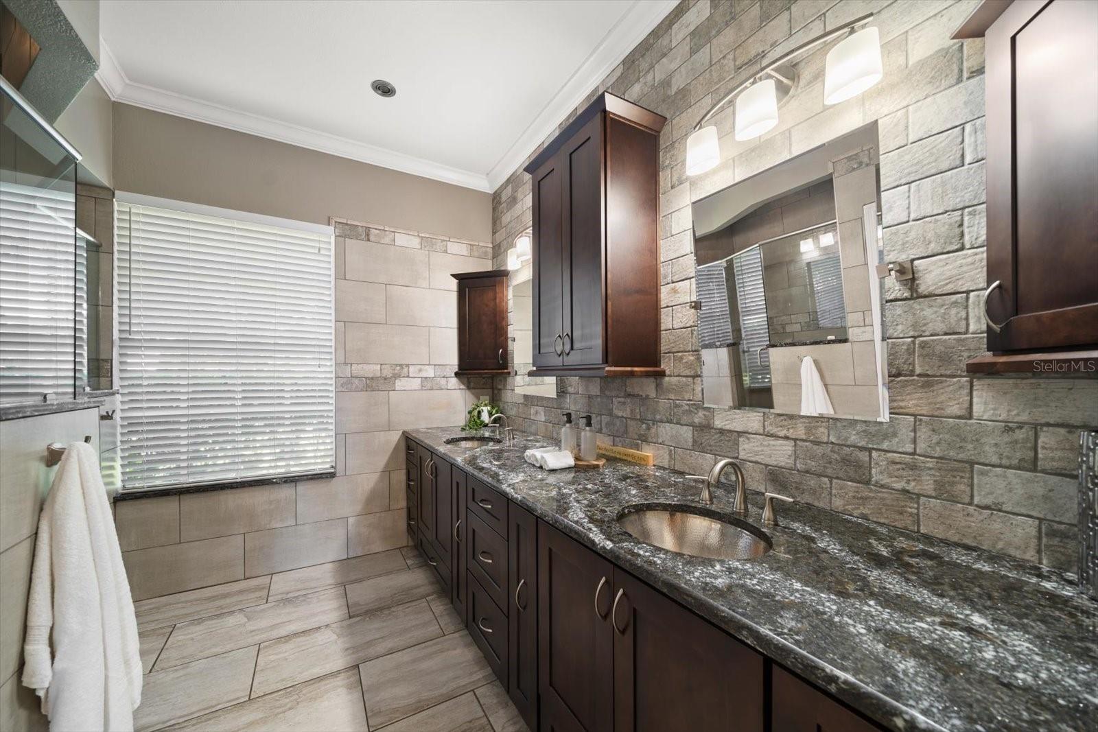 Rich and luxurious spa like bathroom