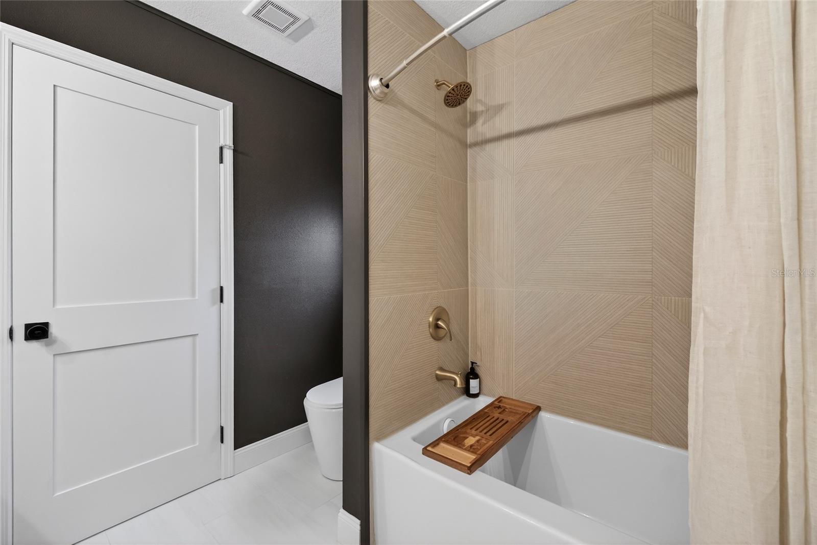 Jack and Jill Bath w. Tub