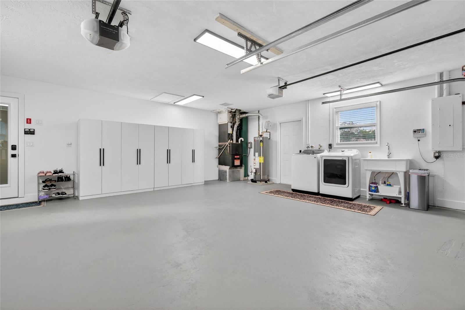 Epoxy Garage w. Washer/Dryer