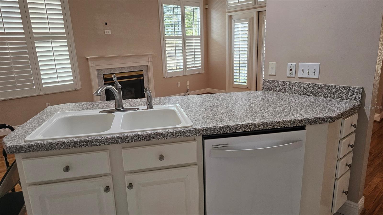 KITCHEN BAR OVERLOOKING LIV RM