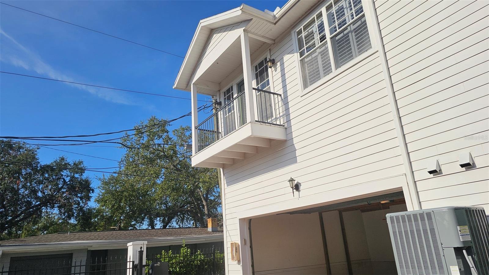 UNIT AT END CLOSEST TO GATE