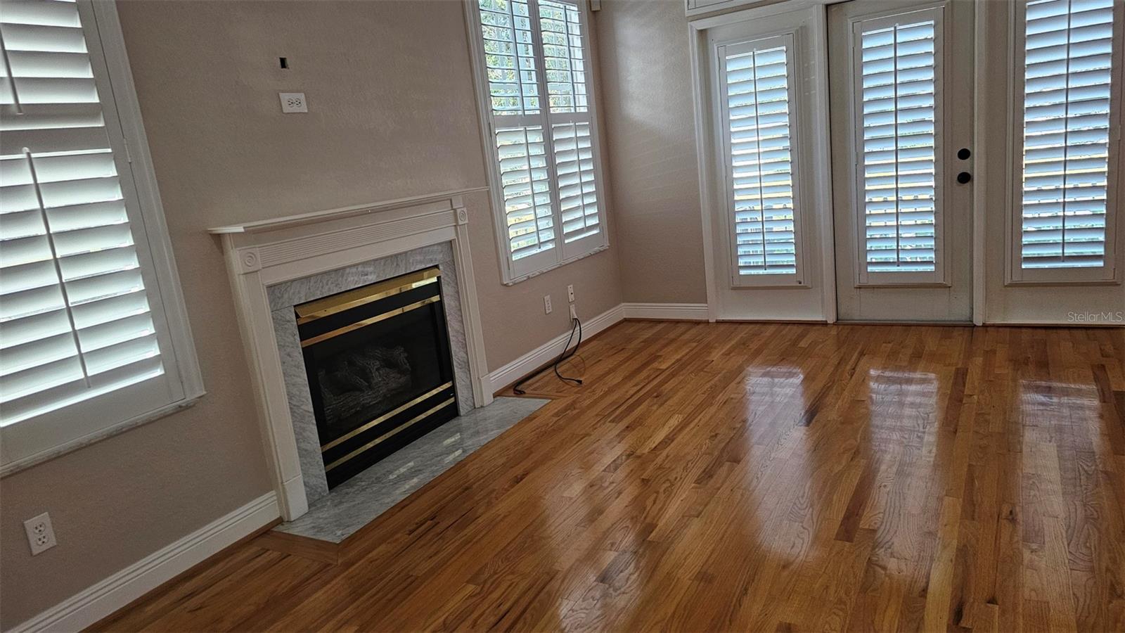 LIV ROOM WITH FIREPLACE