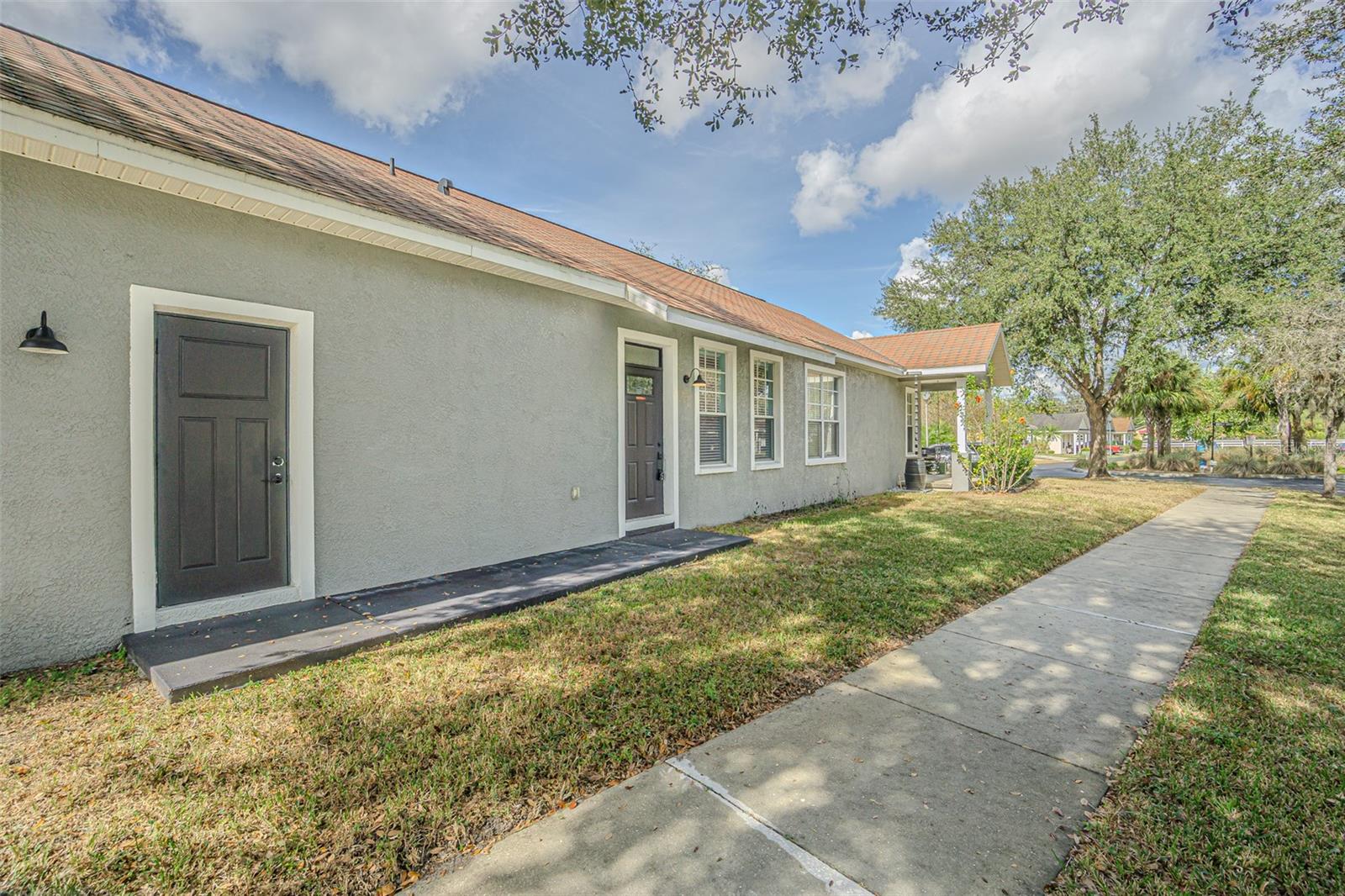 stained concrete slab off kitchen for grilling