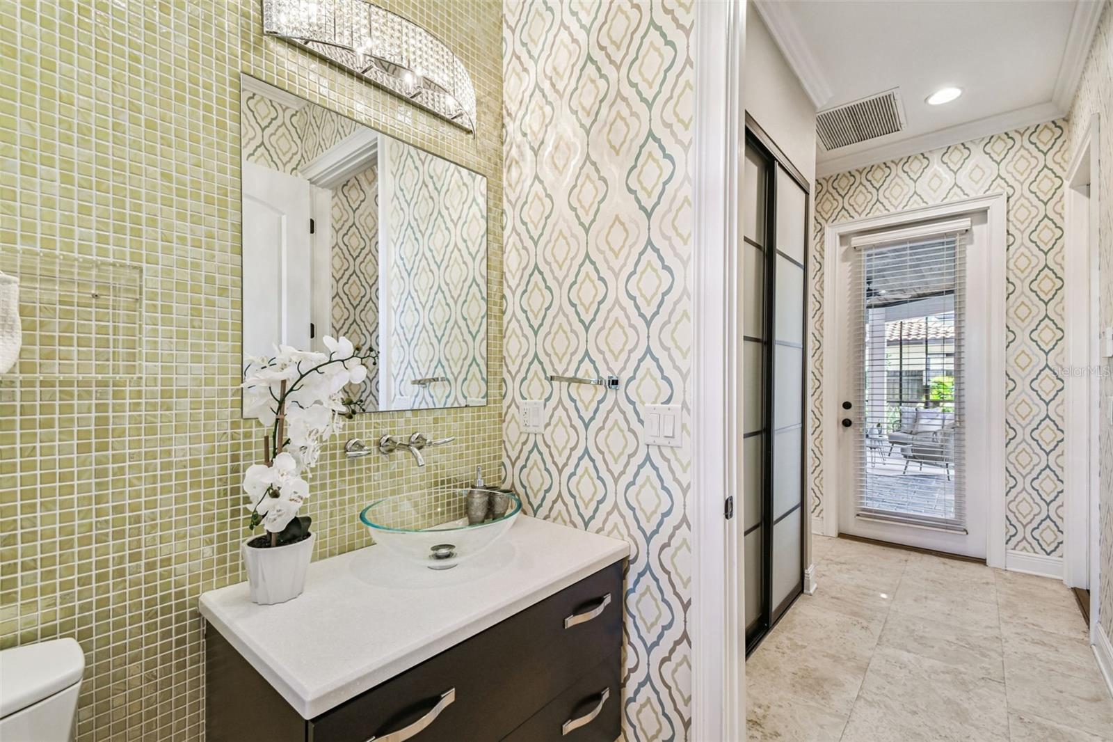 1st level - Powder room