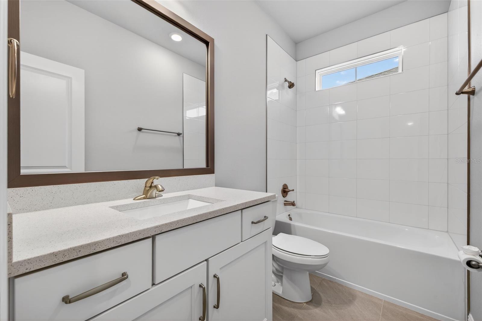 Upstairs Full Bathroom