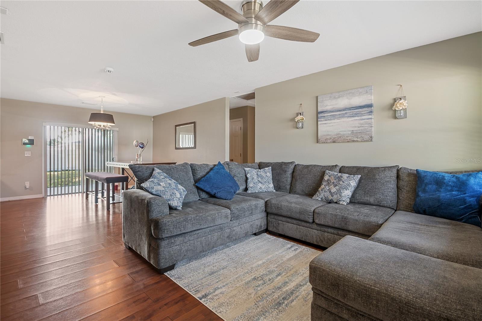 Living room/dining area