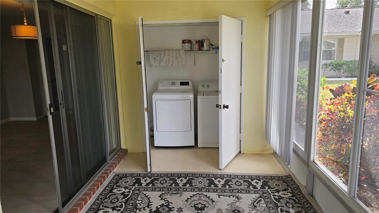 1902 Dandridge St unit 12 Sun Room with Washer/Dryer