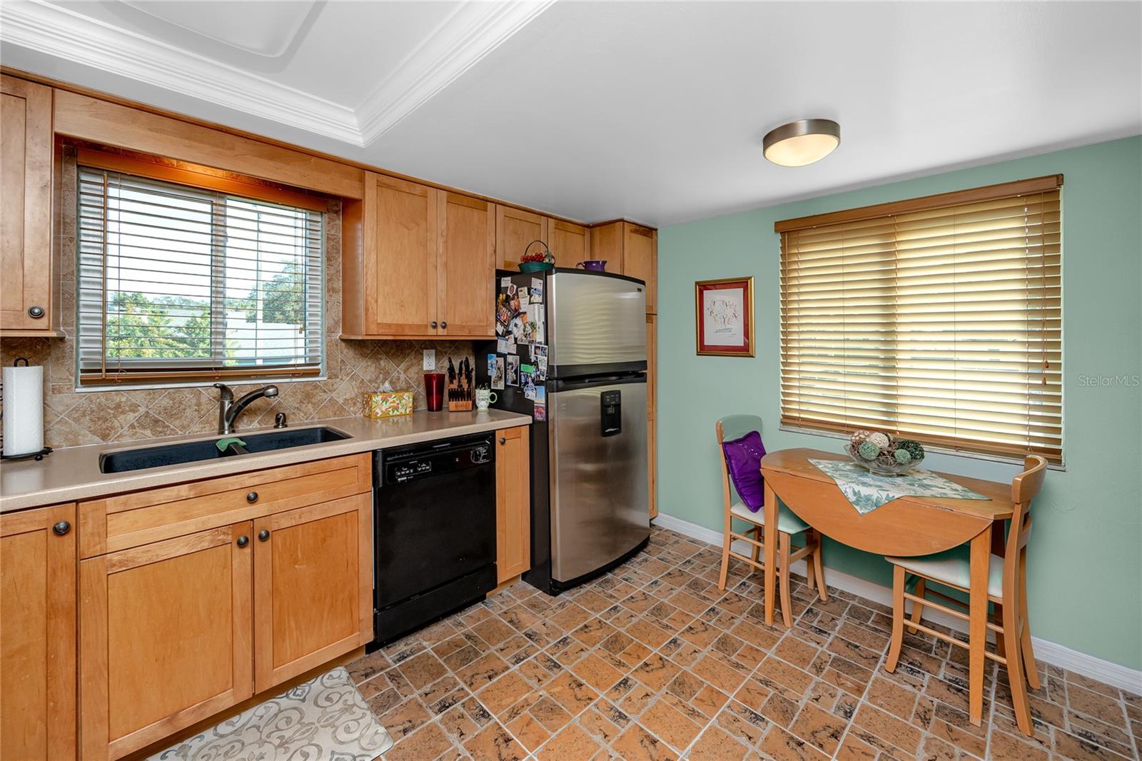 Eat-in space in kitchen