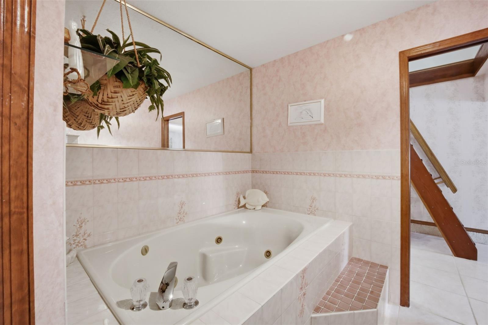 Primary Bathroom Jetted Tub