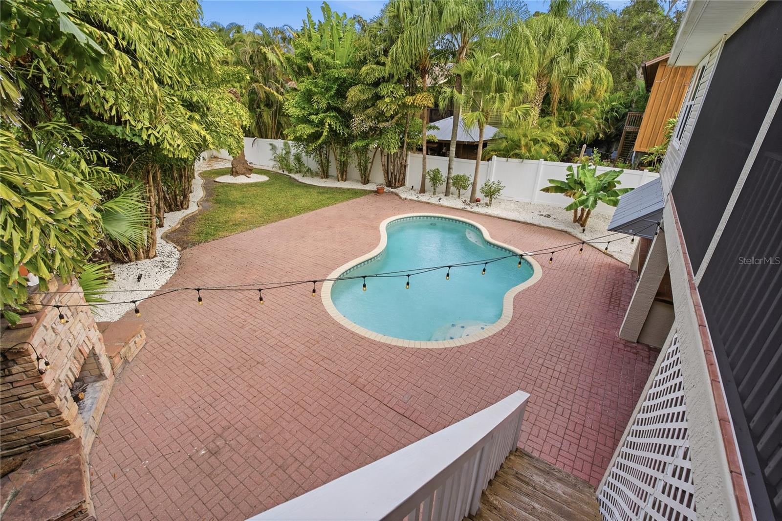 TROPICAL, PRIVATE BACKYARD OASIS!