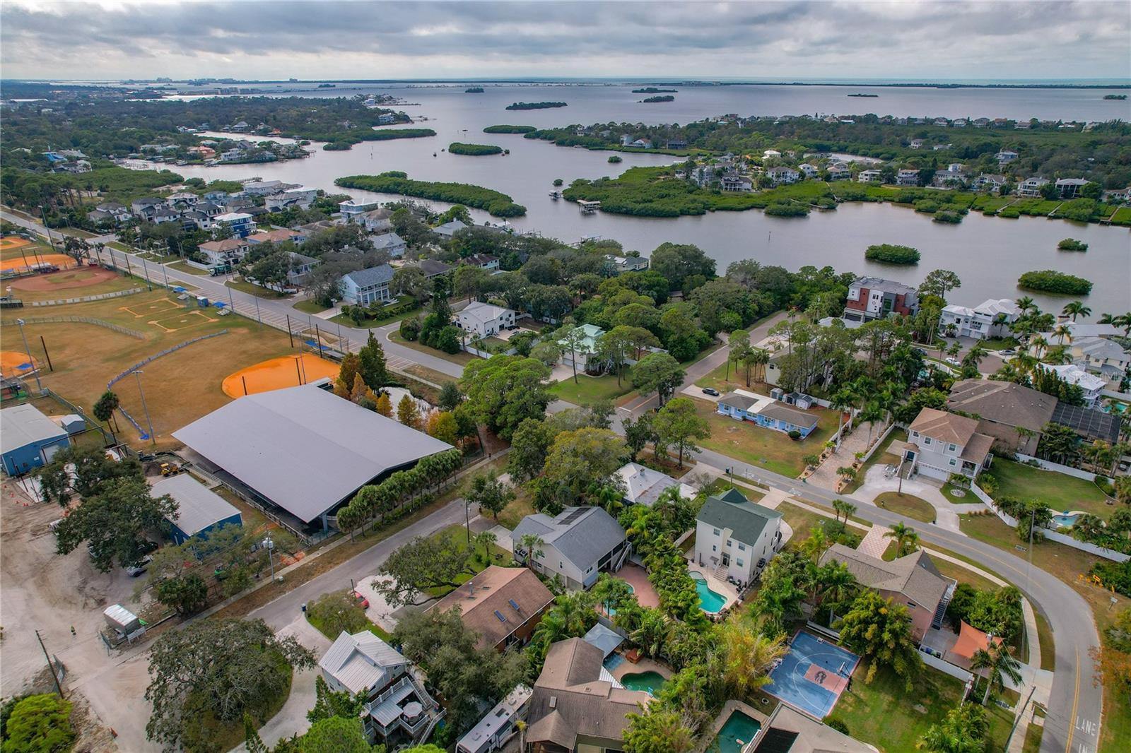 MANY LOCAL PARKS AND COMPLEXES NEARBY!