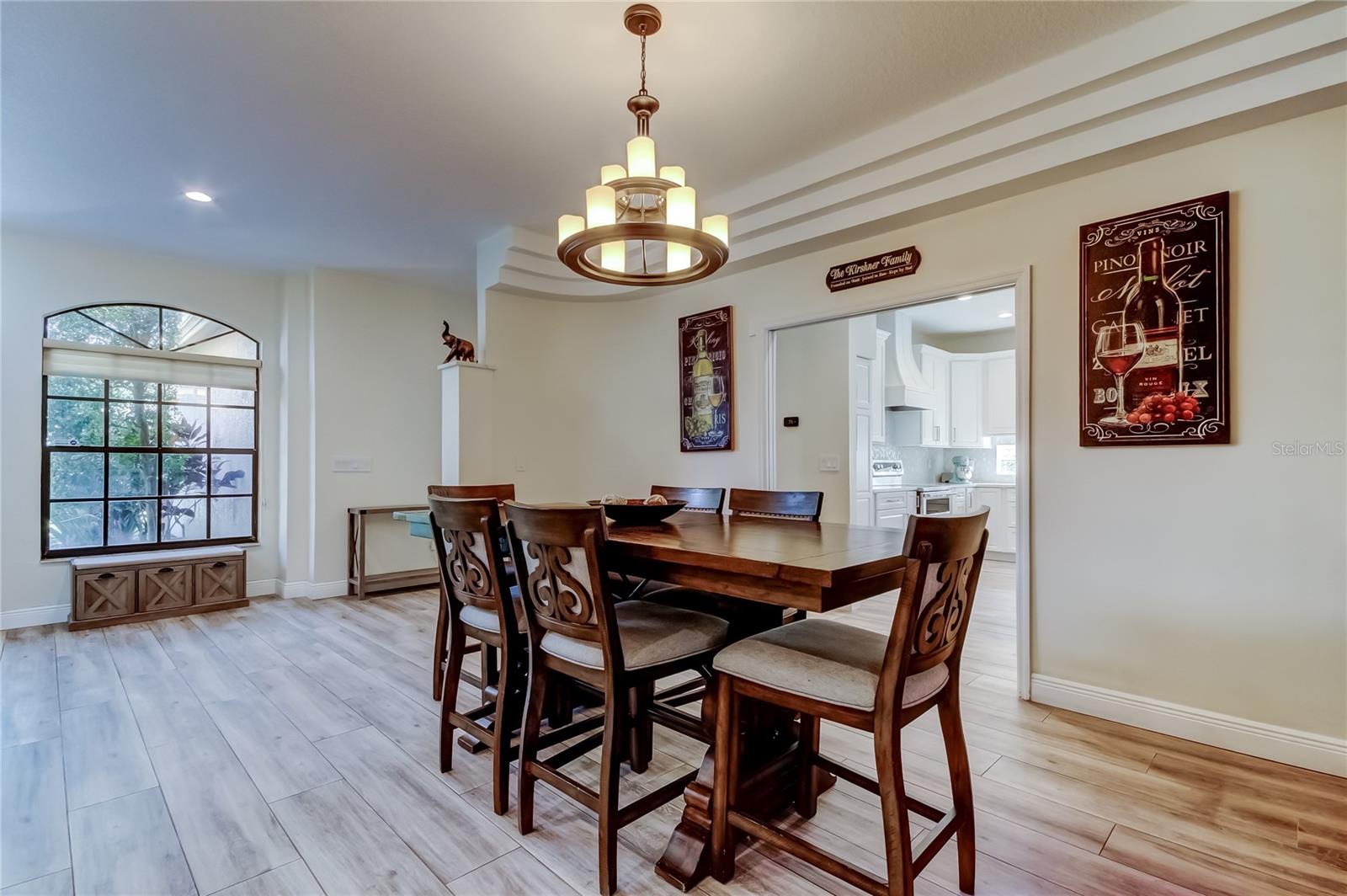 yYour home ifeatures a three-way split bedroom plan