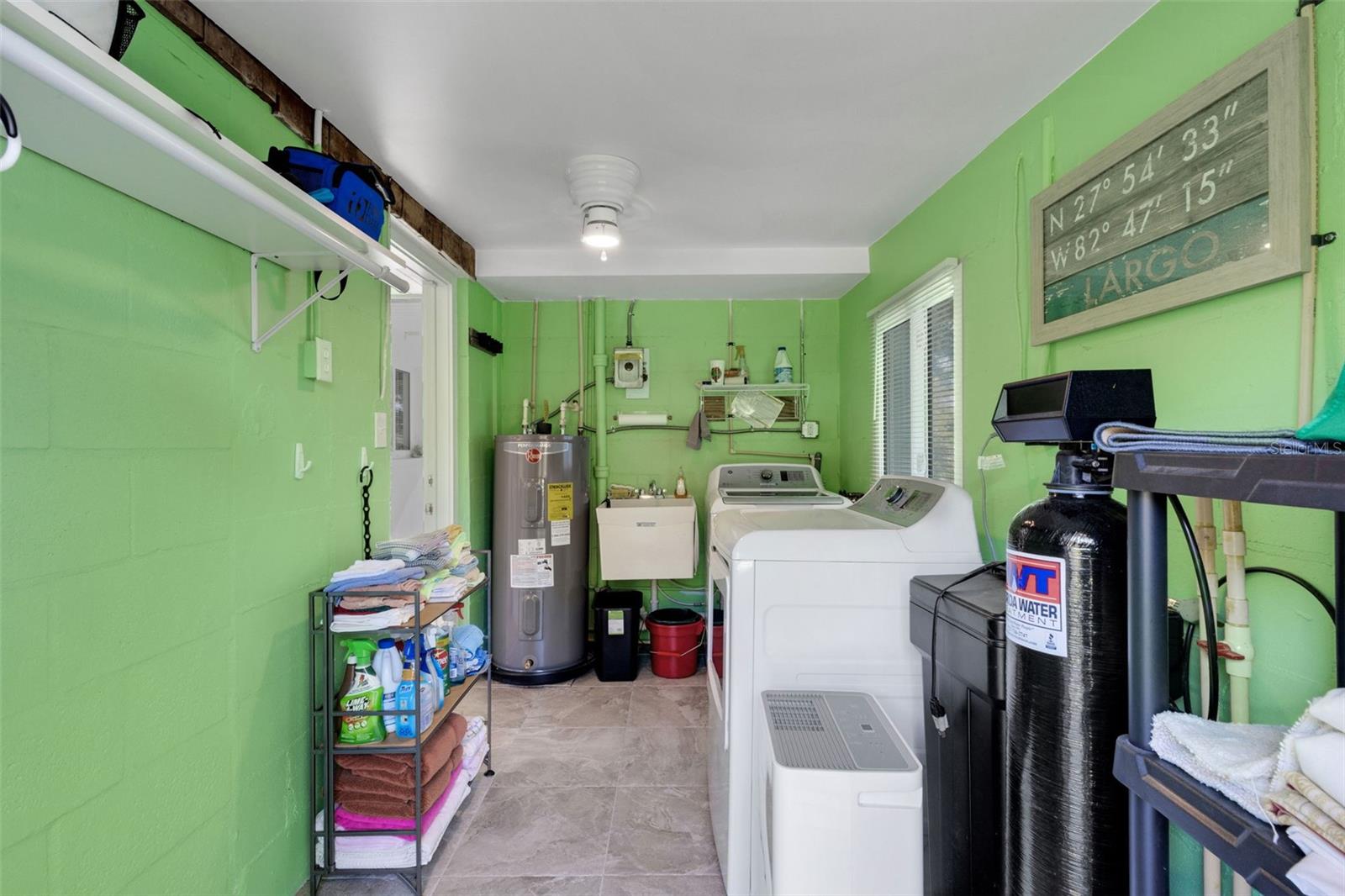 Laundry room separate from house - no noise!