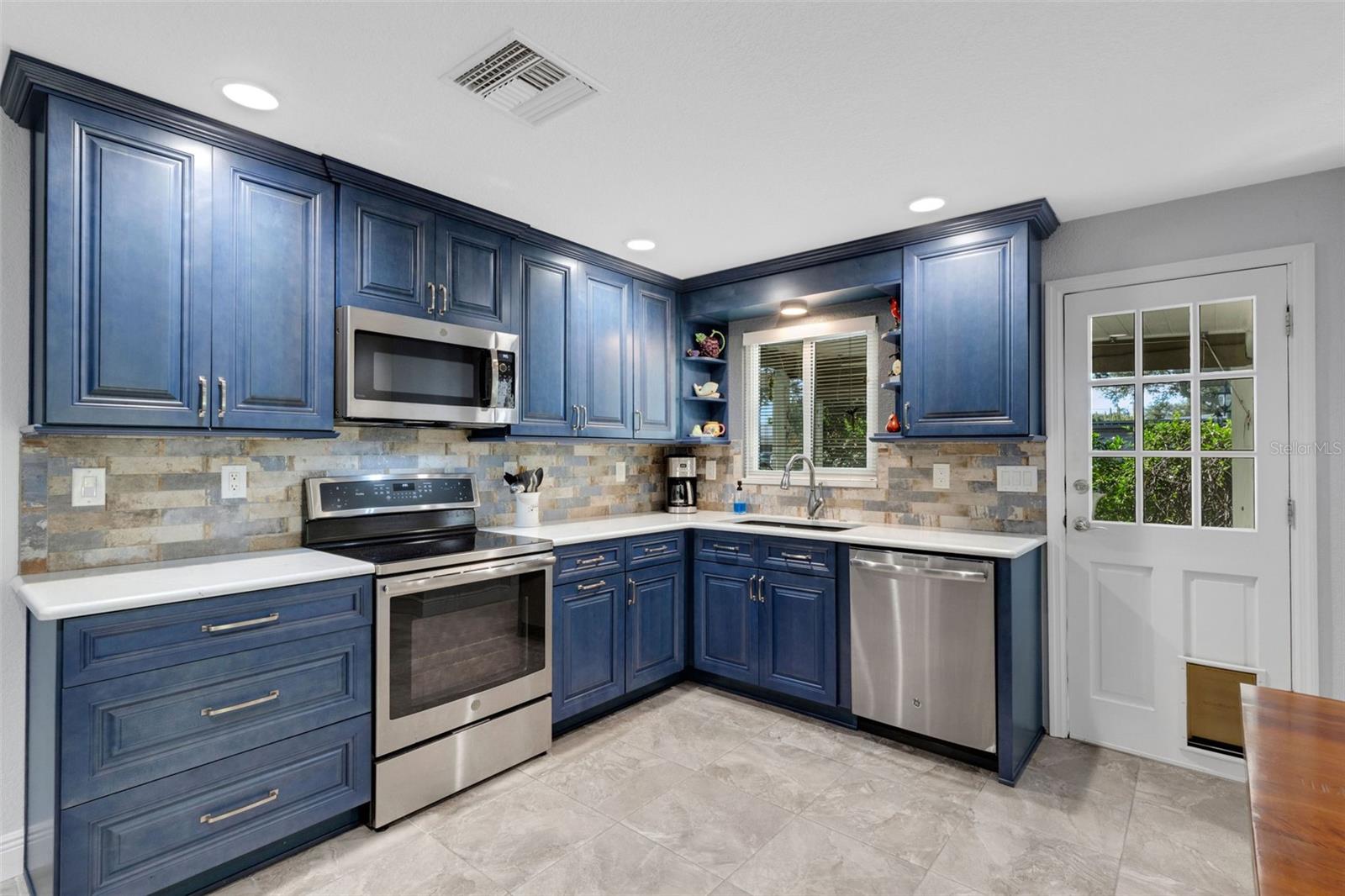 Beautifully updated kitchen, door leads to front/side screened patio