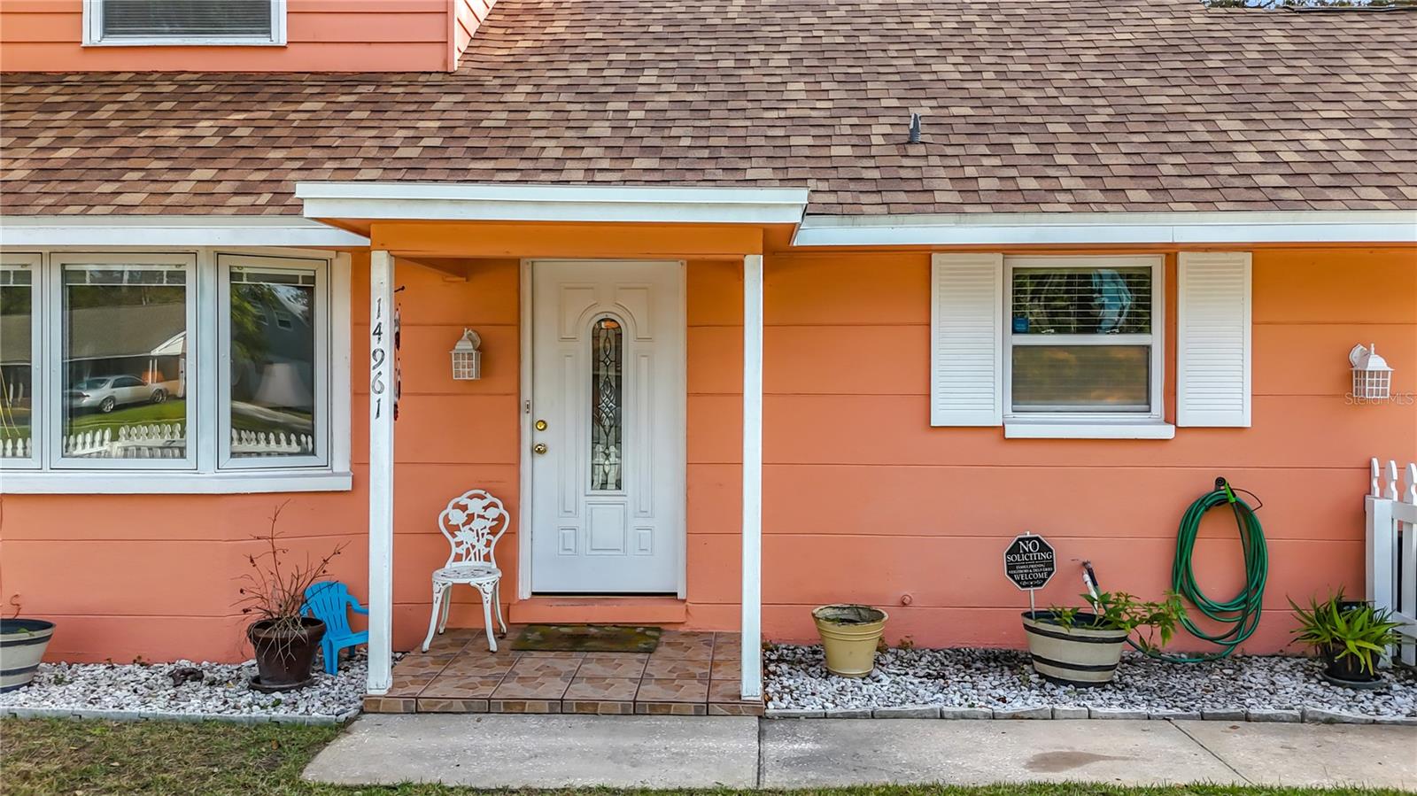 Finally at the front door :-) The ceiling of the porch overhand has been updated to rock-board (and painted, of course)