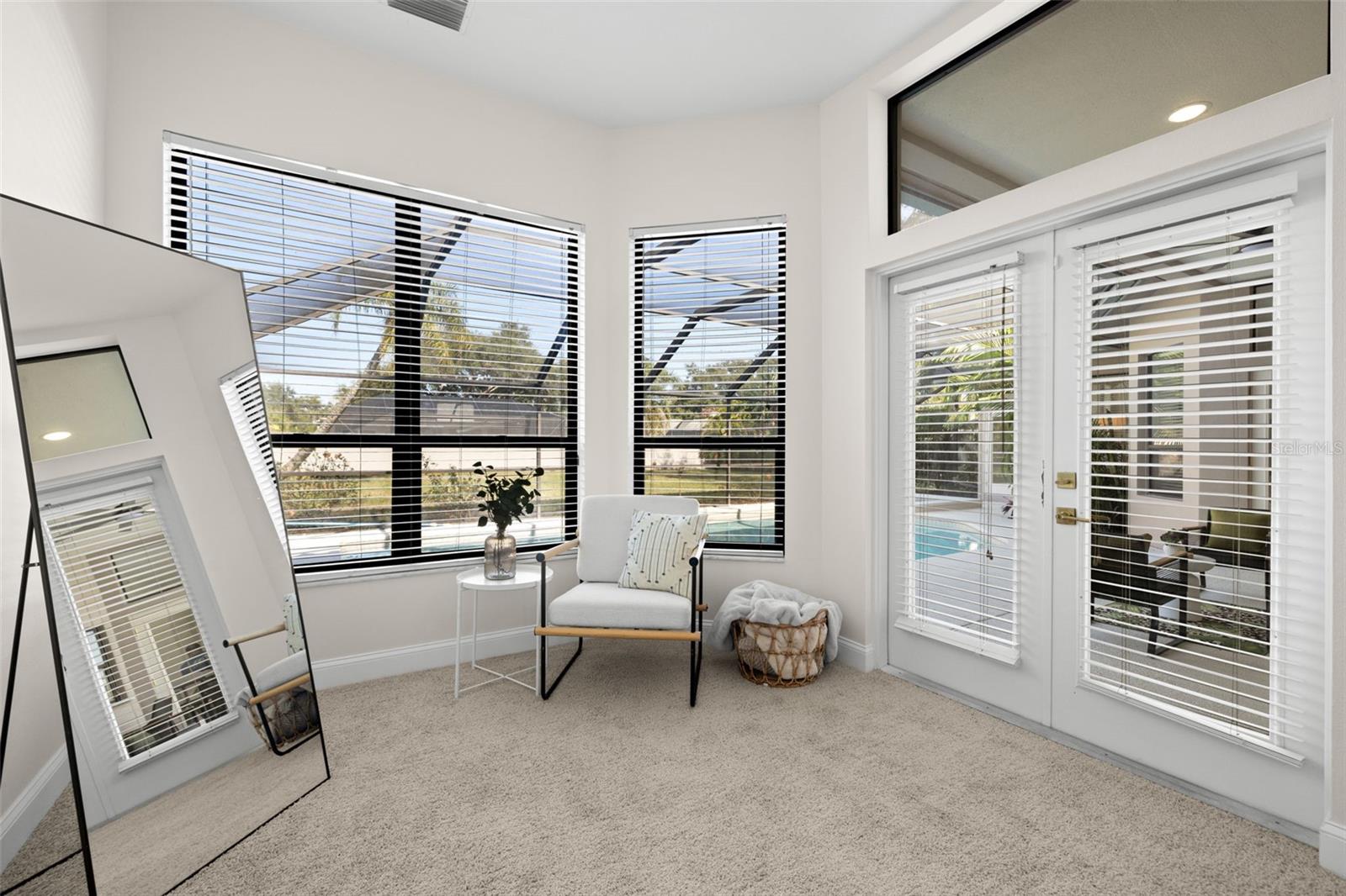 primary en ensuite has french doors leading to pool area