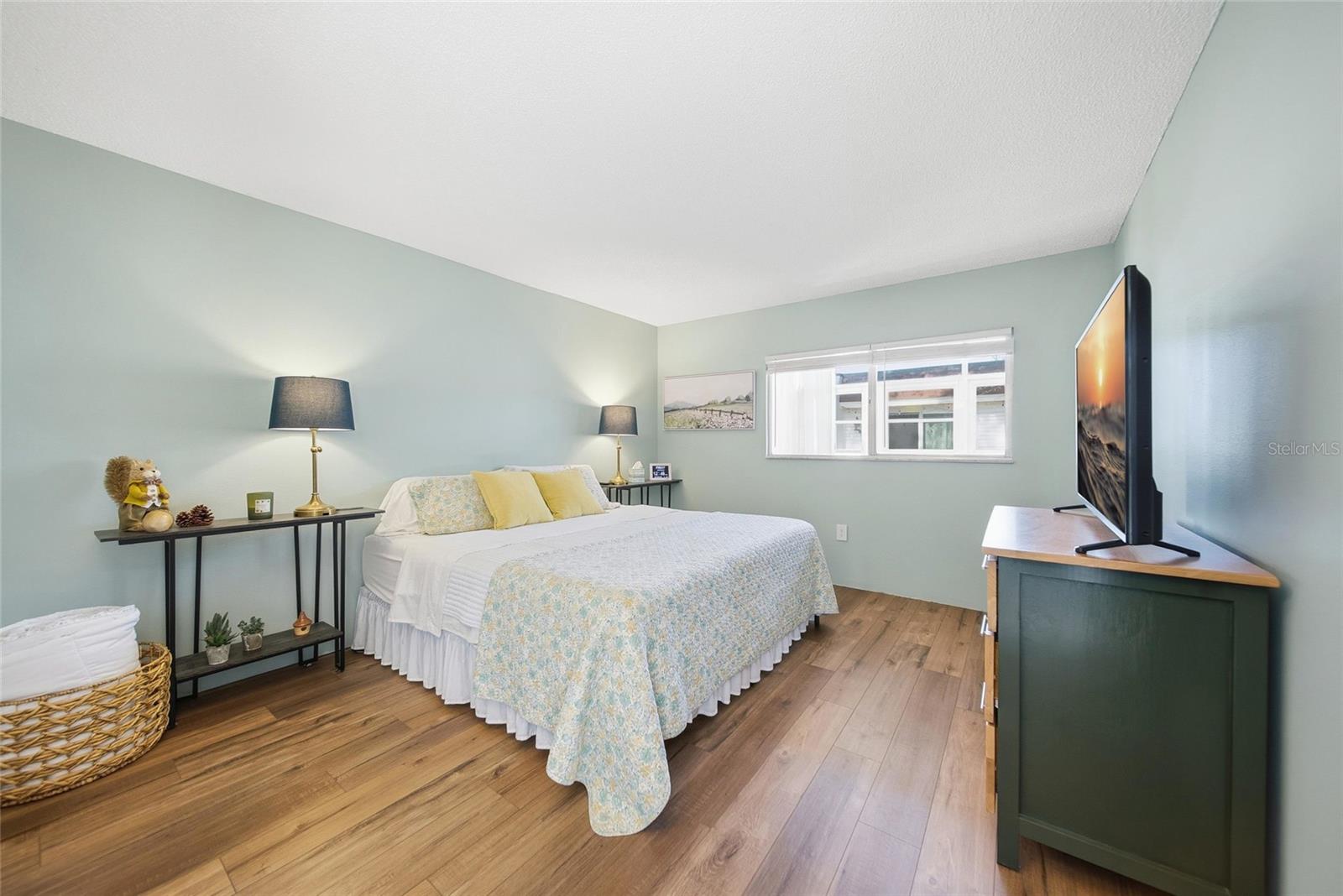 Spacious Bedroom with walk in closet