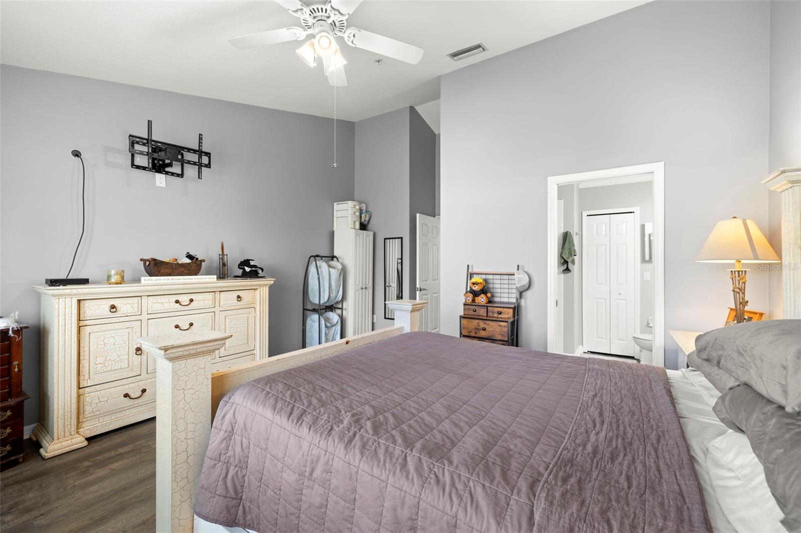 Primary bedroom with ensuite and walk-in closet