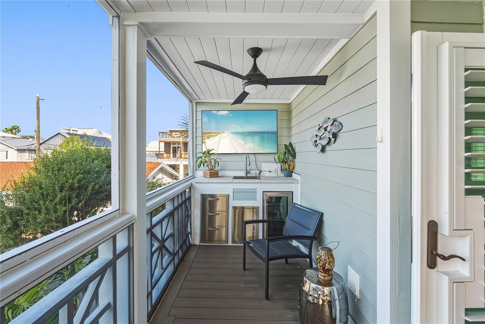 Sip, relax, repeat—outdoor living made effortless.