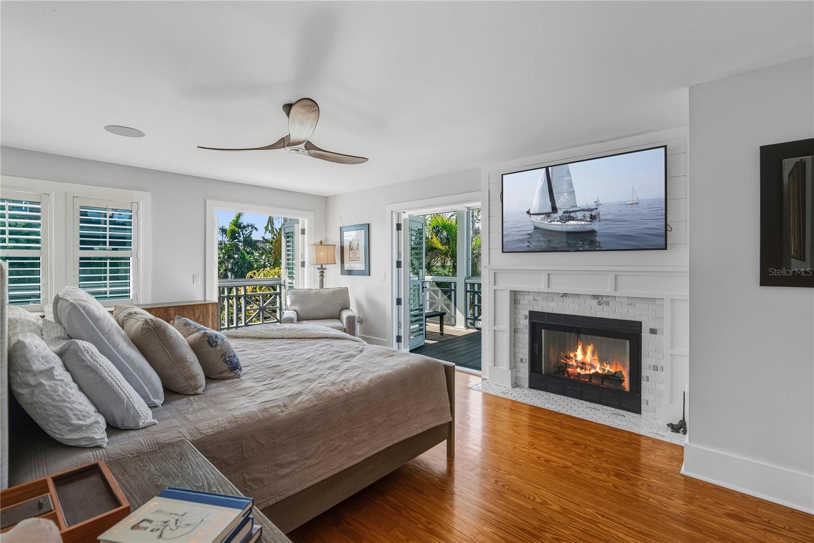 Retreat to your private top-floor sanctuary.•Wake up to soft Gulf breezes and endless light.